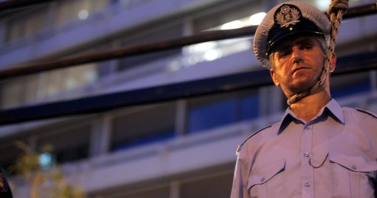 `Λάδι στη φωτιά`. ΕΔΕ εναντίον του αστυνομικού που `κρεμάστηκε` στο Σύνταγμα.Ακολουθούν στρατιωτικοί;