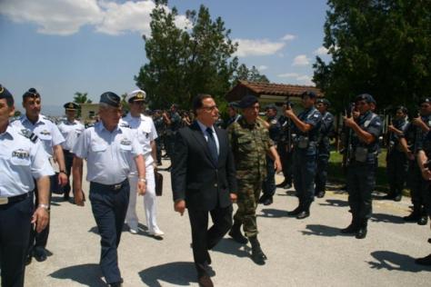 Στρατιωτικοί προς Παναγιωτόπουλο:`Υπουργέ κλείσε τη πόρτα στη τρόϊκα`.