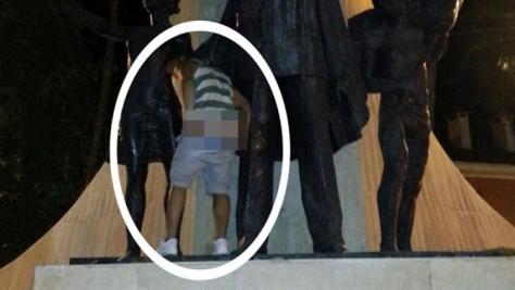 Ανέβηκαν στο μνημείο του Ατατούρκ και κατέβασαν...τα παντελόνια τους.ΒΙΝΤΕΟ