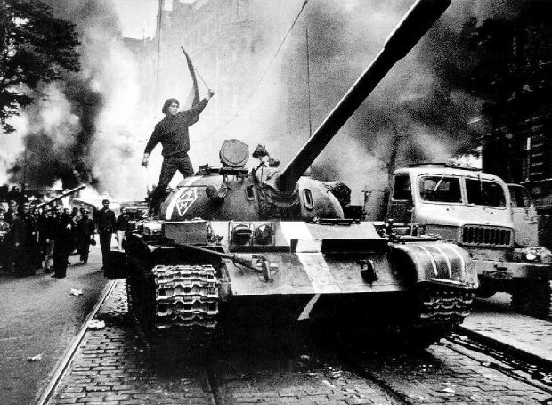Σαν σήμερα: Το 1969 σοβιετικά τανκς εισβάλουν στην Πράγα