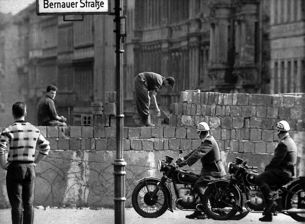 Σαν σήμερα: Το 1961 η Ανατολική Γερμανία αρχίζει να κατασκευάζει το Τείχος του Βερολίνου
