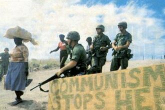 1983: 1.800 αμερικανοί πεζοναύτες, υποστηριζόμενοι από 300 στρατιώτες αγγλόφωνων νήσων της Καραϊβικής, εισβάλουν στο νησί της Γρενάδας.