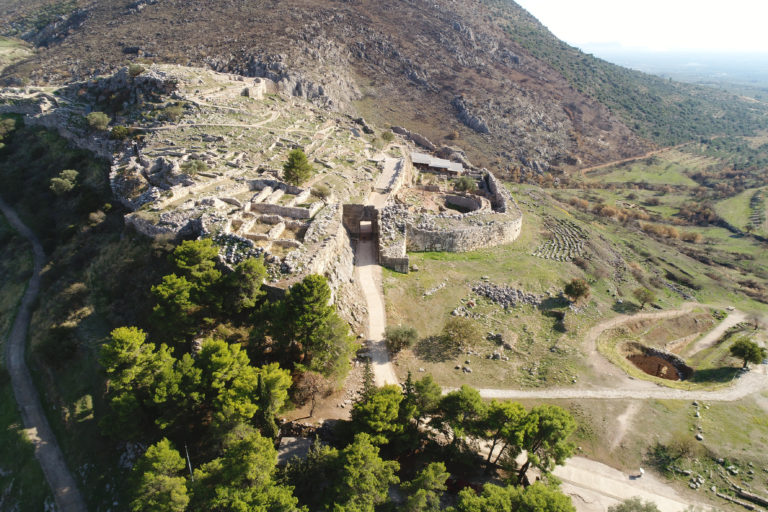 Σαν σήμερα: Aνακαλύπτονται τα τείχη και οι πύλες των Μυκηνών