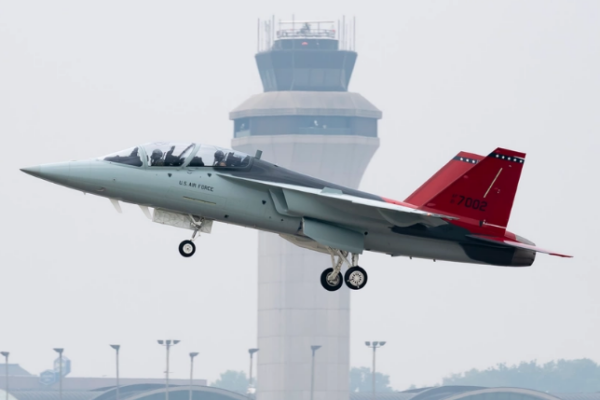T-7A: Πέταξε για πρώτη φορά το «κόκκινο γεράκι» της USAF – Ορόσημο για το νέο εκπαιδευτικό αεροσκάφος [vid]
