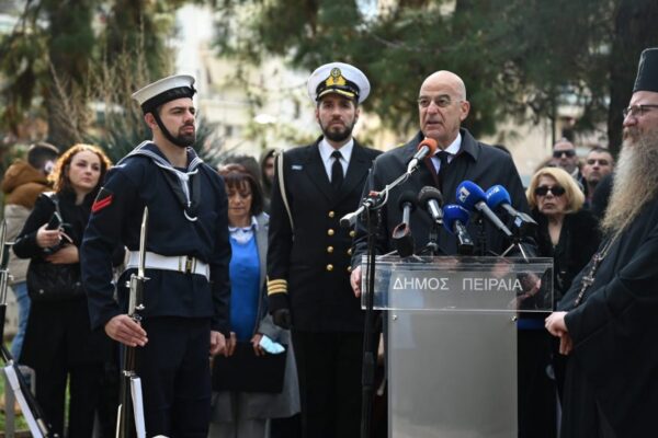Δένδιας