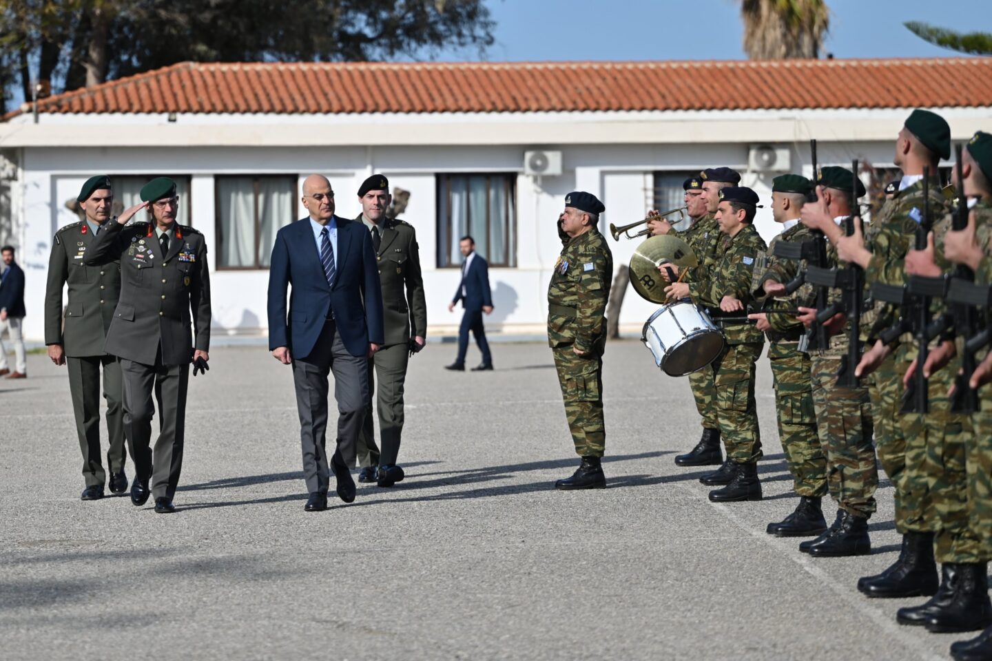 Δένδιας: Επισκέφτηκε την 1η Μοίρα Αλεξιπτωτιστών και τίμησε τους ήρωες πεσόντες του Noratlas [pics]