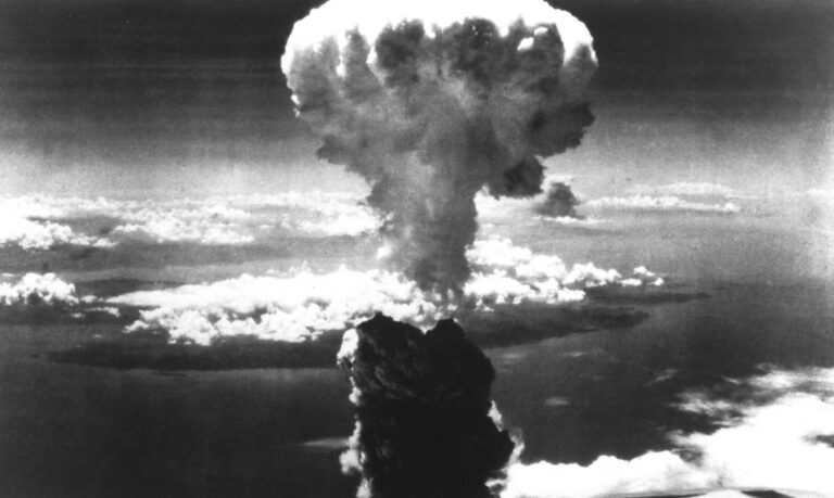 Σαν σήμερα: Το 1945 πραγματοποιείται η πρώτη δοκιμή ατομικής βόμβας των ΗΠΑ στην έρημο Λος Άλαμος