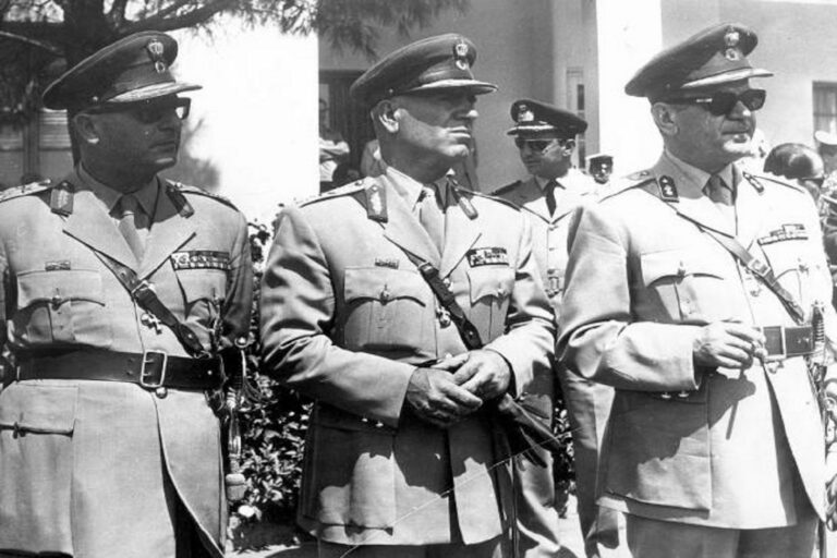 Σαν σήμερα: Το 1974 πνιγμένη στο αίμα του εγκλήματος στην Κύπρο, η χούντα της Αθήνας καταρρέει
