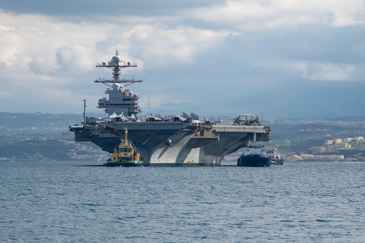 Το αεροπλανοφόρο USS Gerald R. Ford στη ναυτική βάση της Σούδας