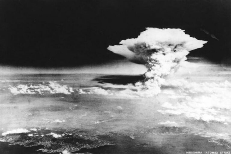 Σαν σήμερα: Το 1945 το αμερικανικό βομβαρδιστικό «Enola Gay» ρίχνει την πρώτη ατομική βόμβα στη Χιροσίμα