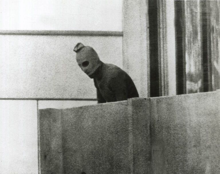 Σαν σήμερα 5 Σεπτεμβρίου: Το 1972 οι Παλαιστίνιοι του «Μαύρου Σεπτέμβρη» επιτίθενται στην ισραηλινή ολυμπιακή αποστολή στο Μόναχο