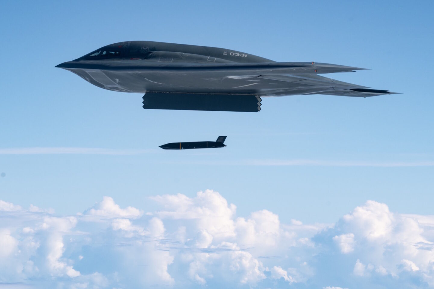 B-2 εκτοξεύει αντιπλοϊκό πύραυλο τύπου LRASM