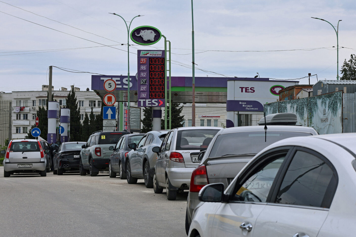 Εκατοντάδες αυτοκίνητα σχηματίζουν ουρές για βενζίνη στην Κριμαία / REUTERS/Stringer/File Photo