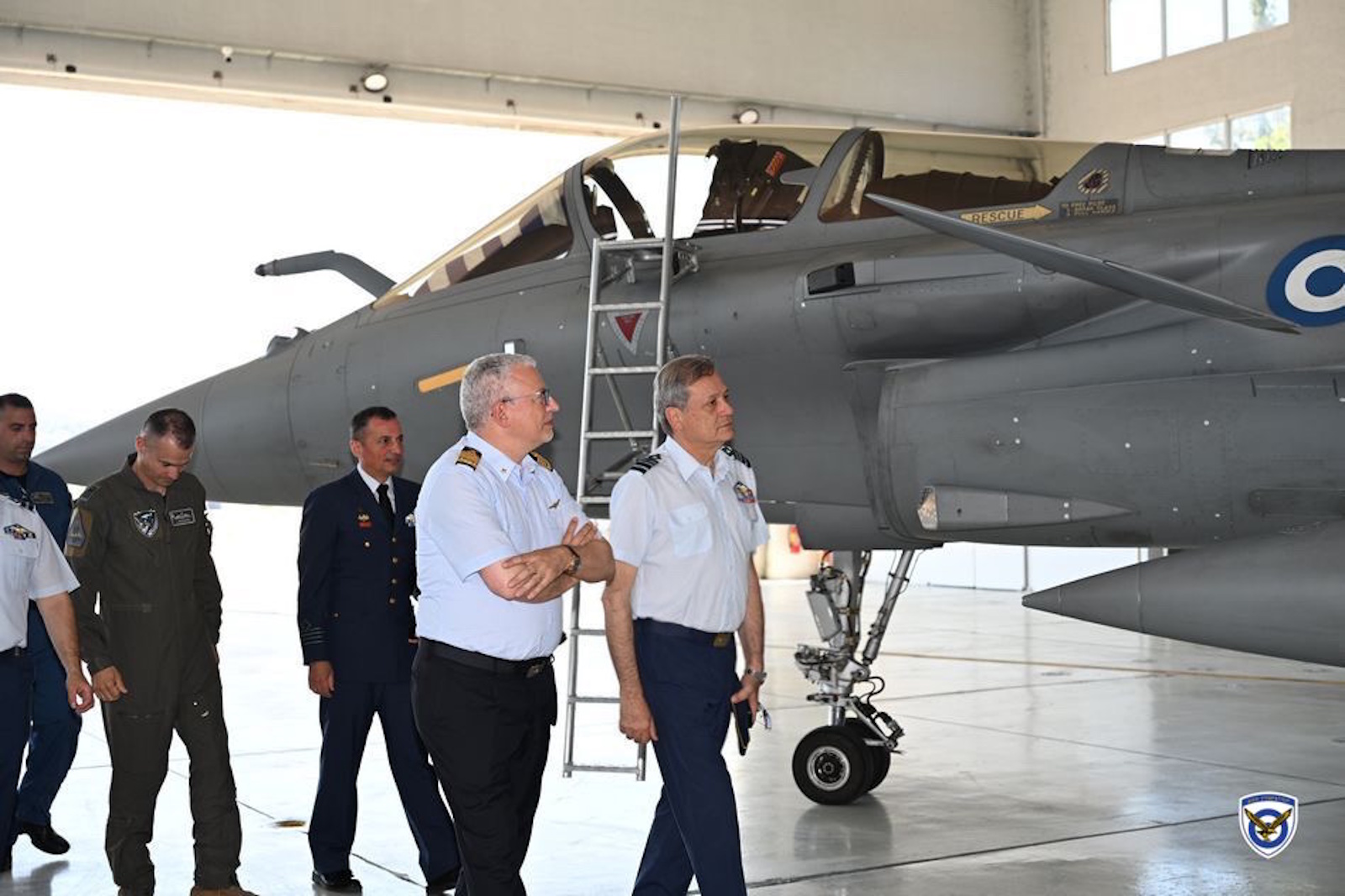 Ο Α/ΓΕΑ δείχνει στον Ιταλό ομόλογό του ένα ελληνικό Rafale