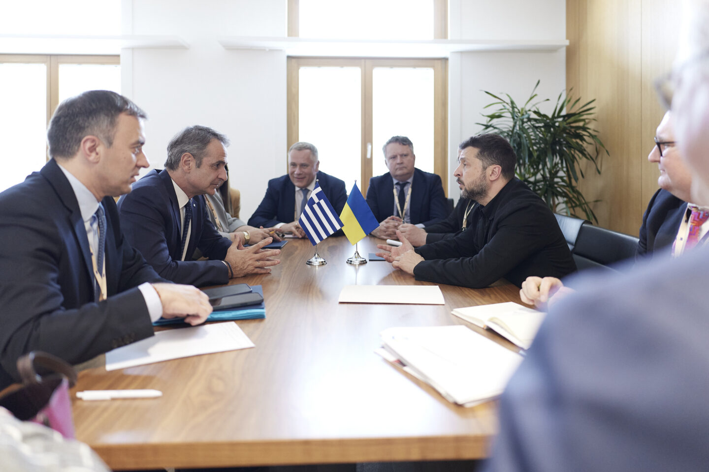Ο Κυριάκος Μητσοτάκης με τον Ουκρανό πρόεδρο Βολοντίμιρ Ζελένσκι στις Βρυξέλλες.