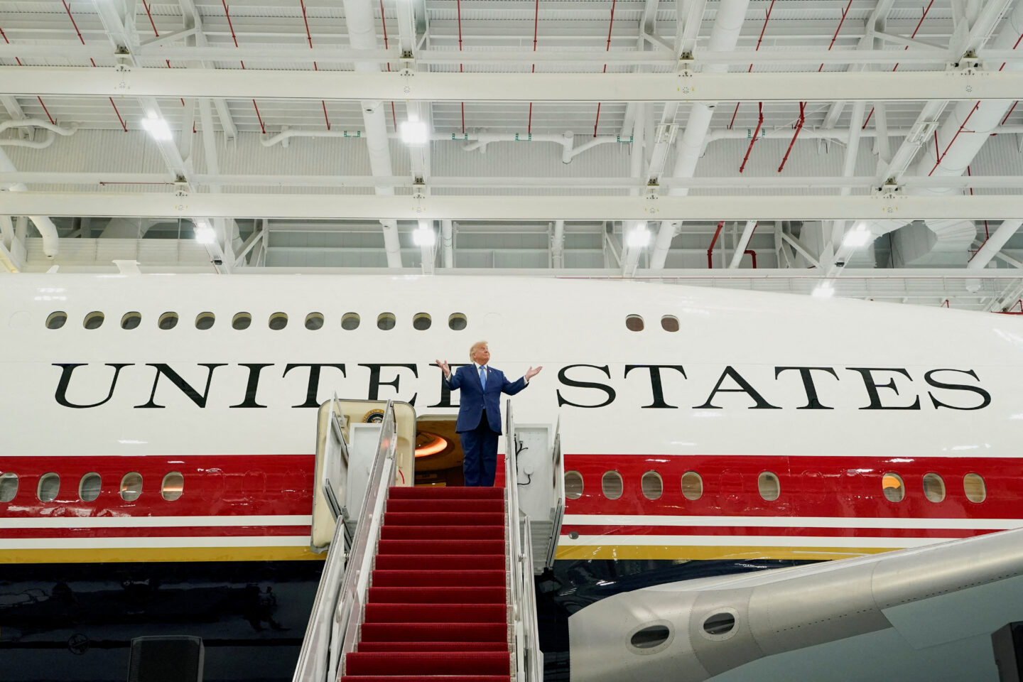 Ο Ντόναλντ Τραμπ στο νέο αεροσκάφος AirForce One