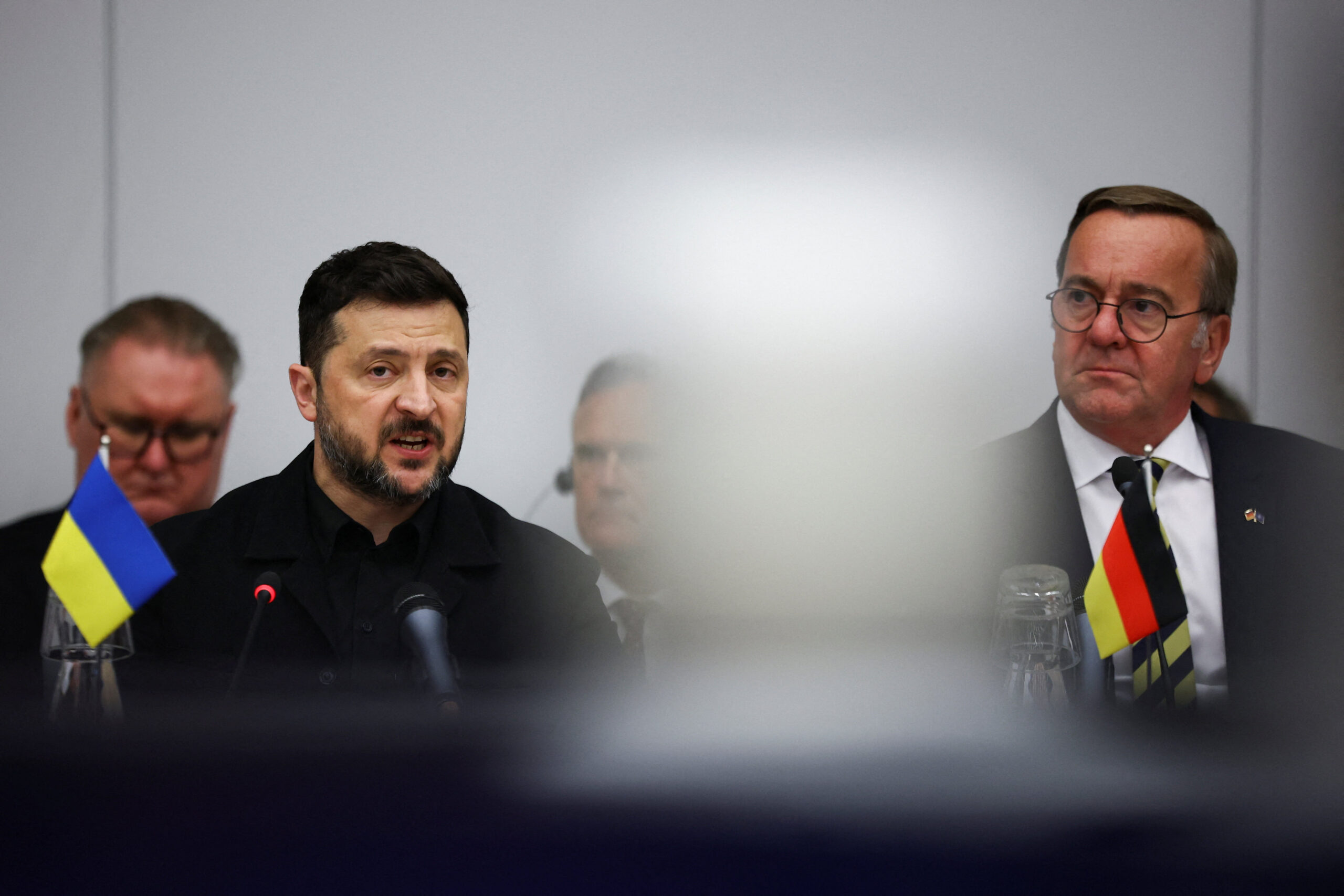 Ο Πρόεδρος της Ουκρανίας Βολοντίμιρ Ζελένσκι και ο Γερμανός Υπουργός Άμυνας Μπόρις Πιστόριους συμμετέχουν σε συνεδρίαση της Ομάδας Επαφής για την Άμυνα της Ουκρανίας.