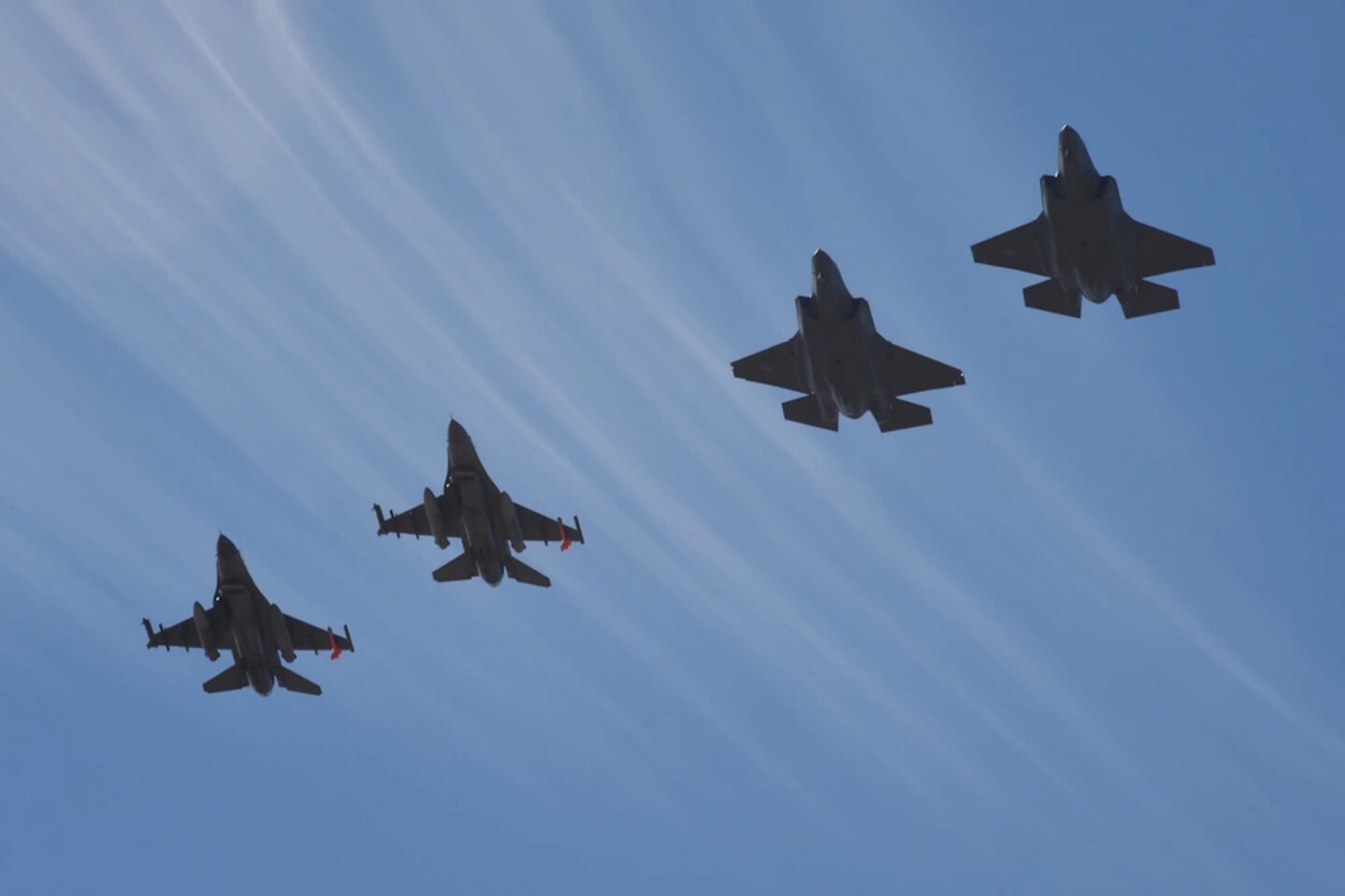 Σχηματισμός αμερικανικών F-35 και F-16