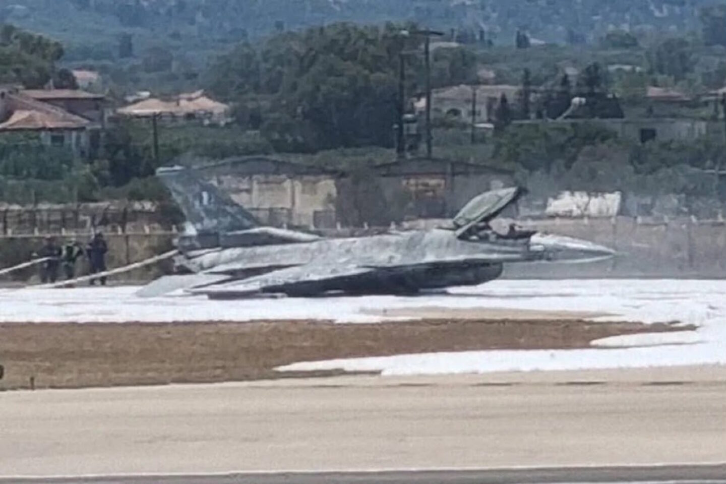 Το ελληνικό F-16 Viper μετά την αναγκαστική προσγείωση στη Ζάκυνθο