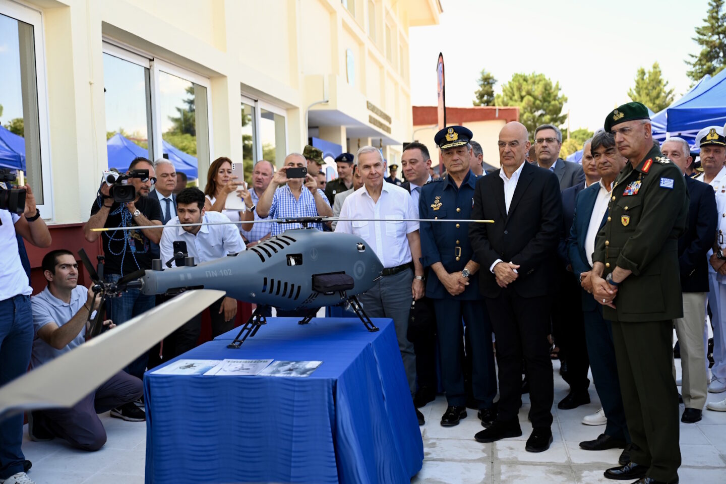 Παρουσίαση drone τύπου A900 στον Νίκο Δένδια και στον Θανάση Δαβάκη