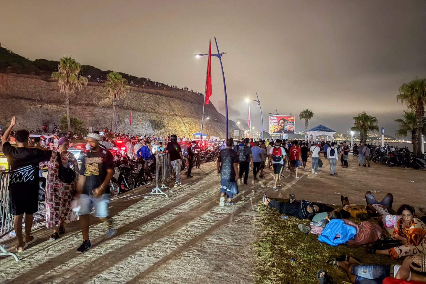 Μετανάστες από το Μαρόκο συγκεντρώνεται για να εισέλθουν παράτυπα σε ισπανικό έδαφος / REUTERS/Stringer