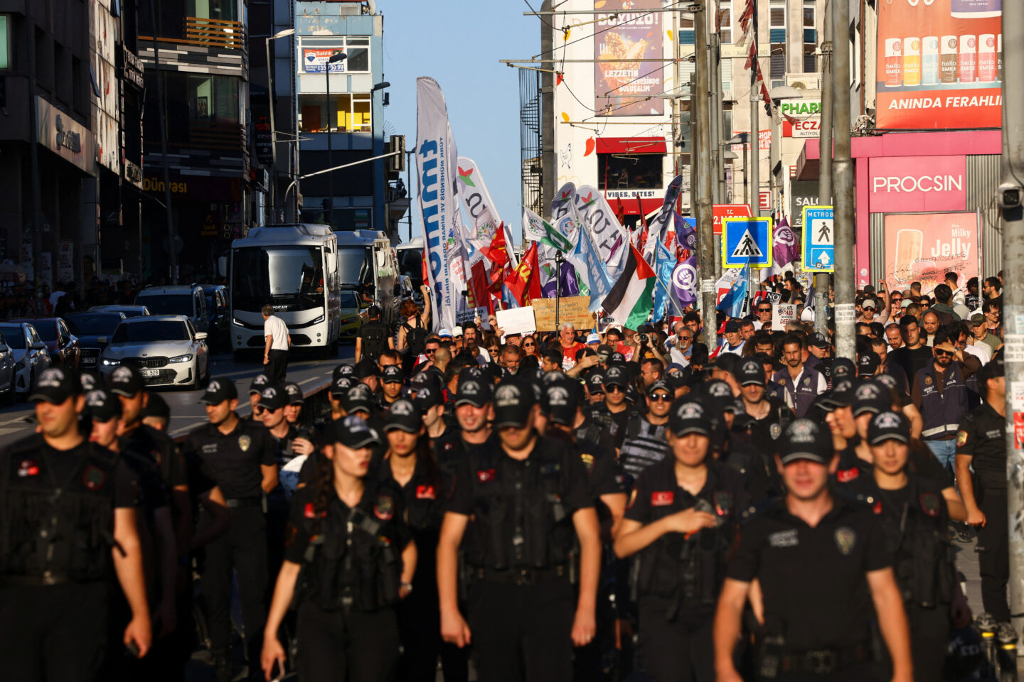 Αστυνομικές δυνάμεις σε διαδήλωση κατά του NATO