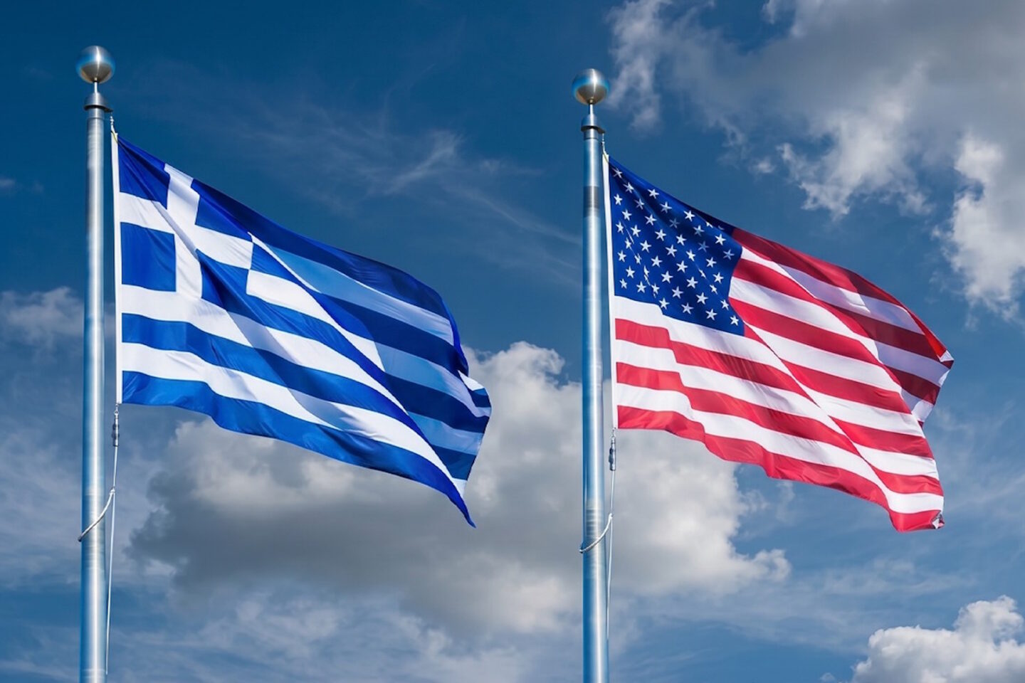 Η ελληνική και η αμερικανική σημαία
