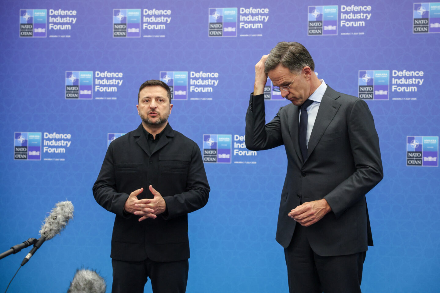 Ο Μαρκ Ρούτε με τον Βολοντίμιρ Ζελένσκι