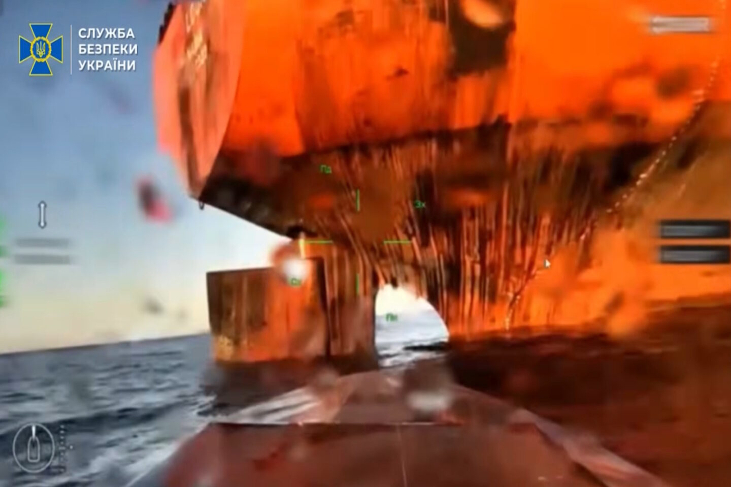 Εικόνα από κάμερα ουκρανικού USV πριν πλήξει ρωσικό τάνκερ