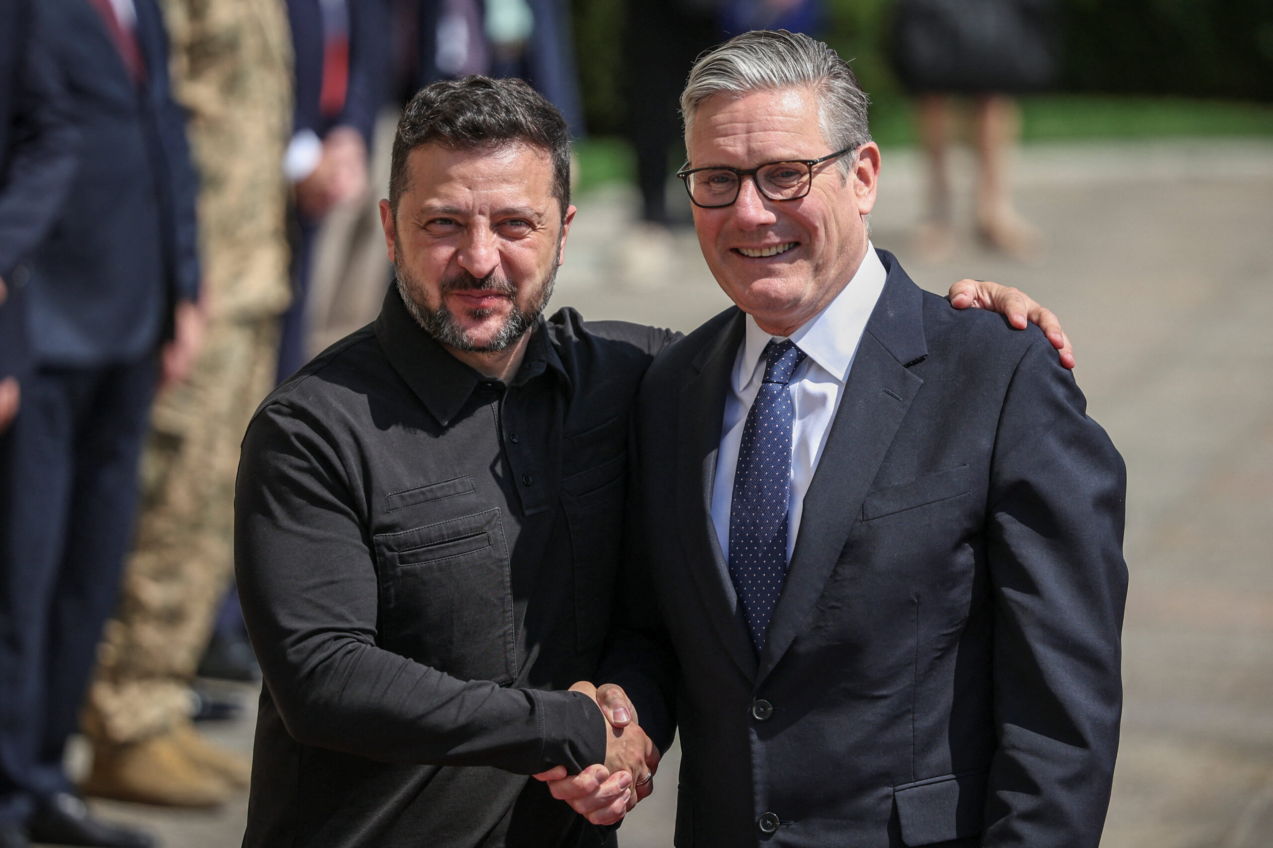 Ο Ουκρανός πρόεδρος Βολοντίμιρ Ζελένσκι με τον Βρετανό πρωθυπουργό Κιρ Στάρμερ στο Κίεβο