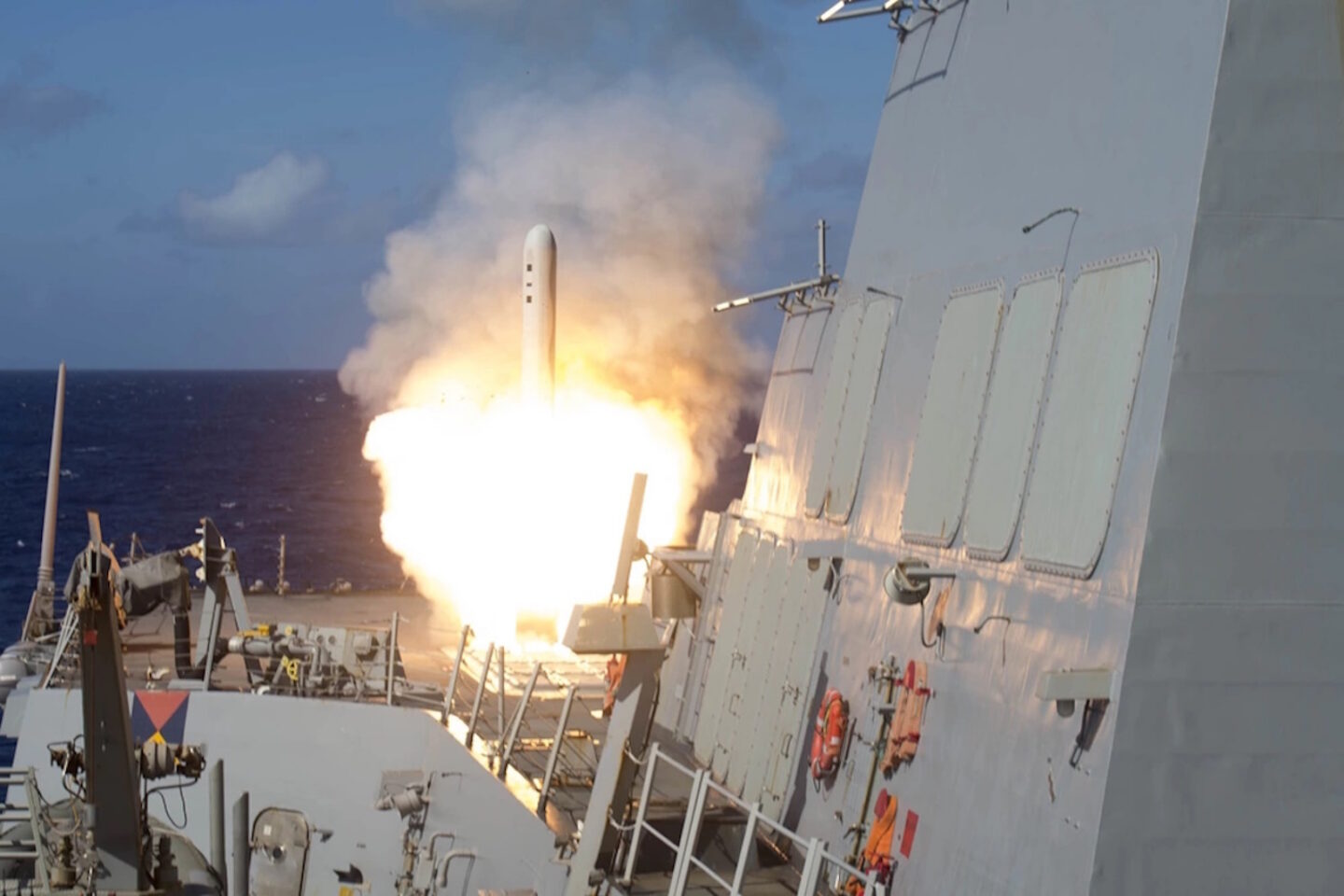 Εκτόξευση πυραύλου Tomahawk από αμερικανικό πολεμικό πλοίο