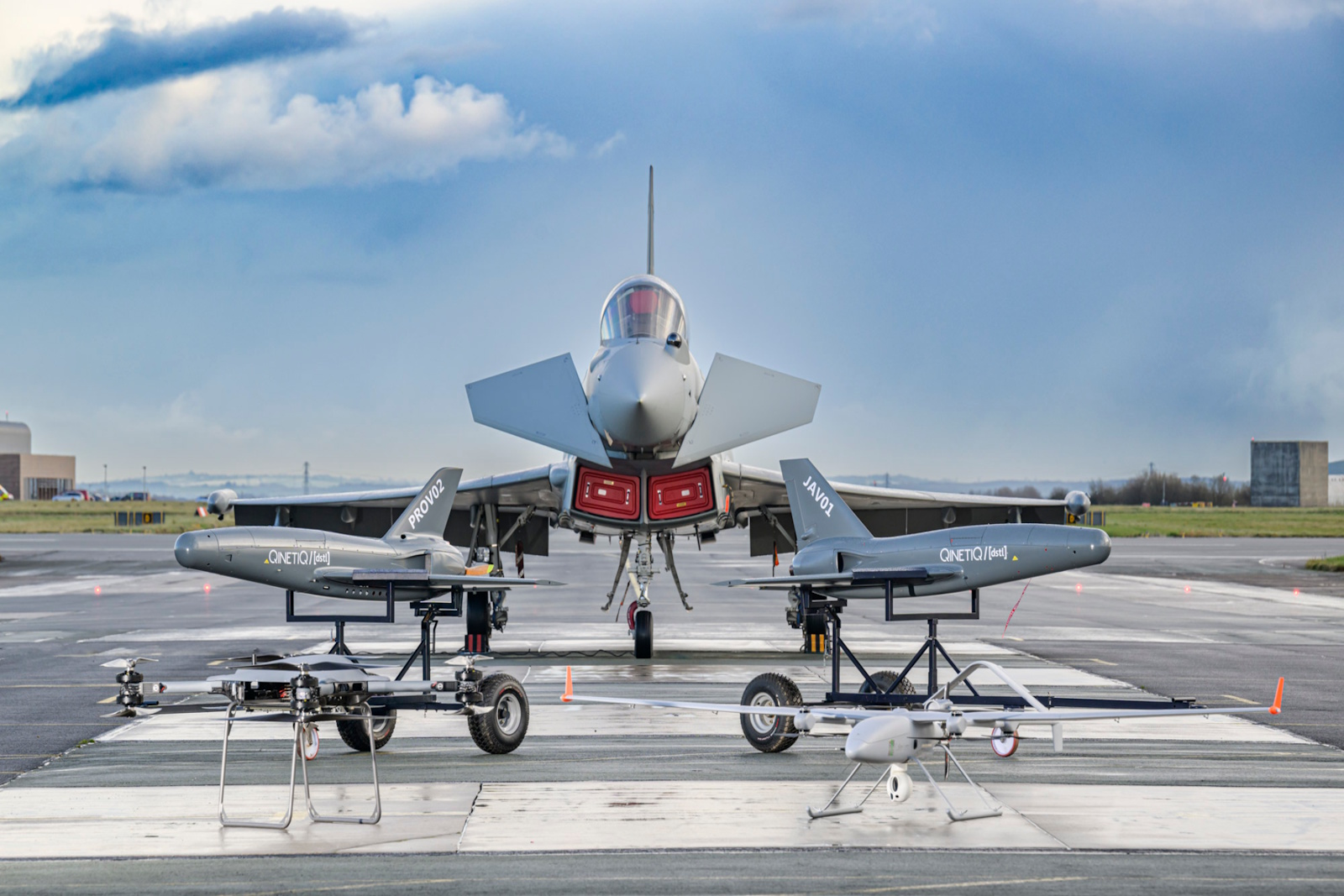 Eurofighter Typhoon με drones τύπου Banshee και T-150