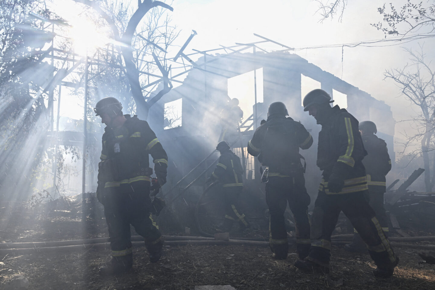Ουκρανοί πυροσβέστες στο σημείο ρωσικής επίθεσης