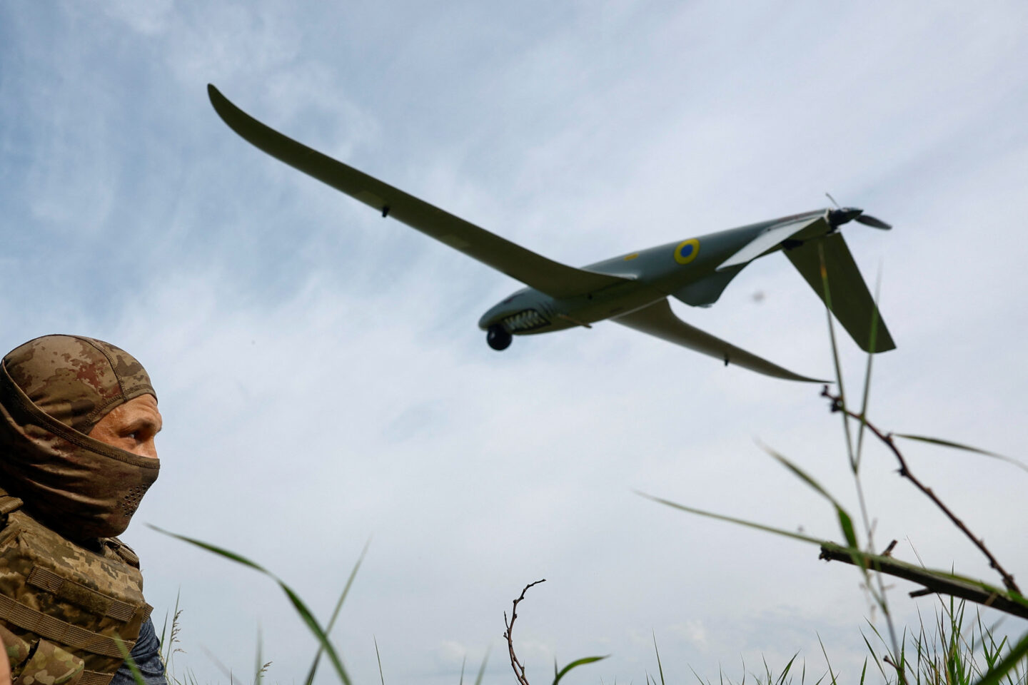 Ουκρανός στρατιώτης εκτοξεύει drone