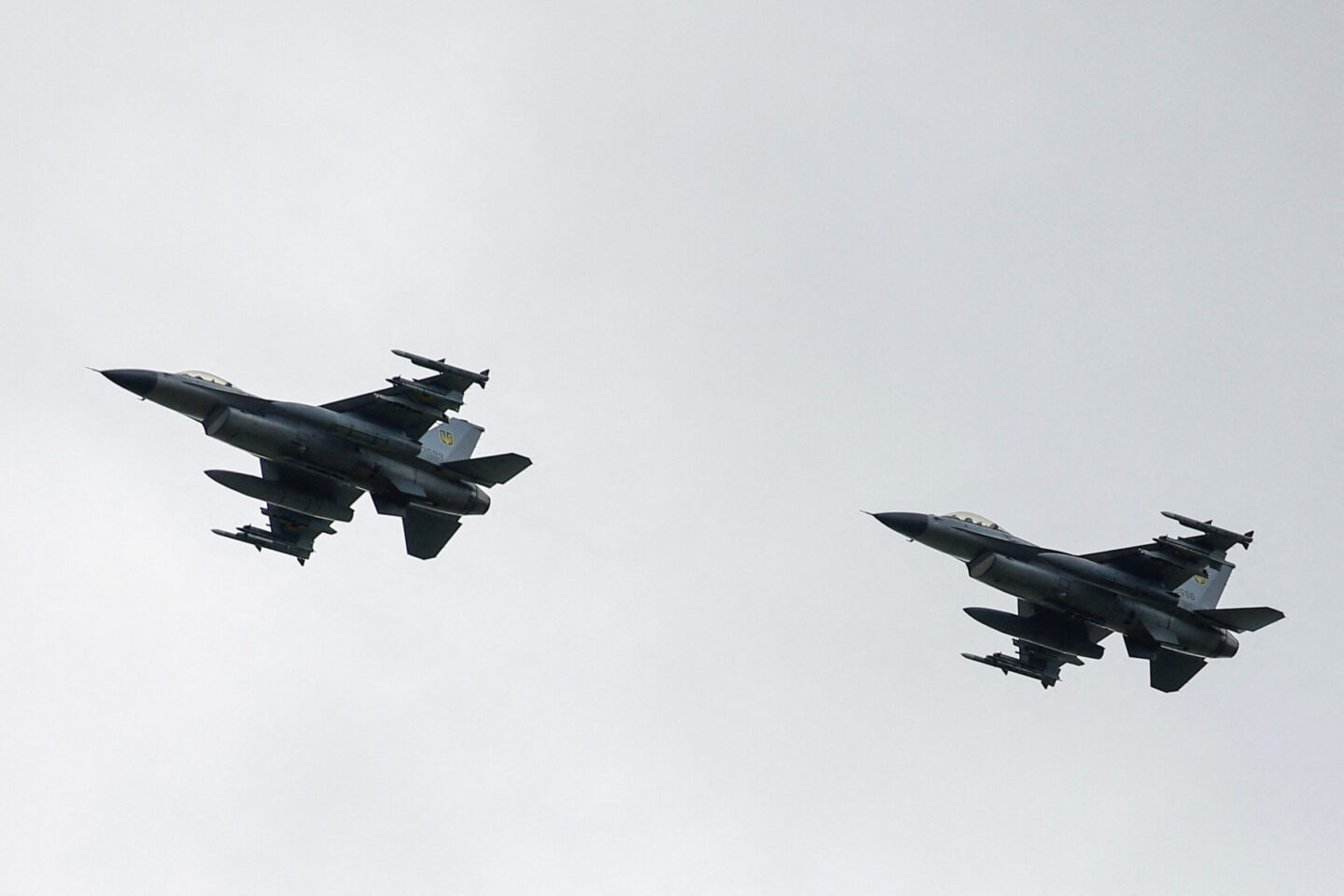 Ζεύγος ουκρανικών F-16