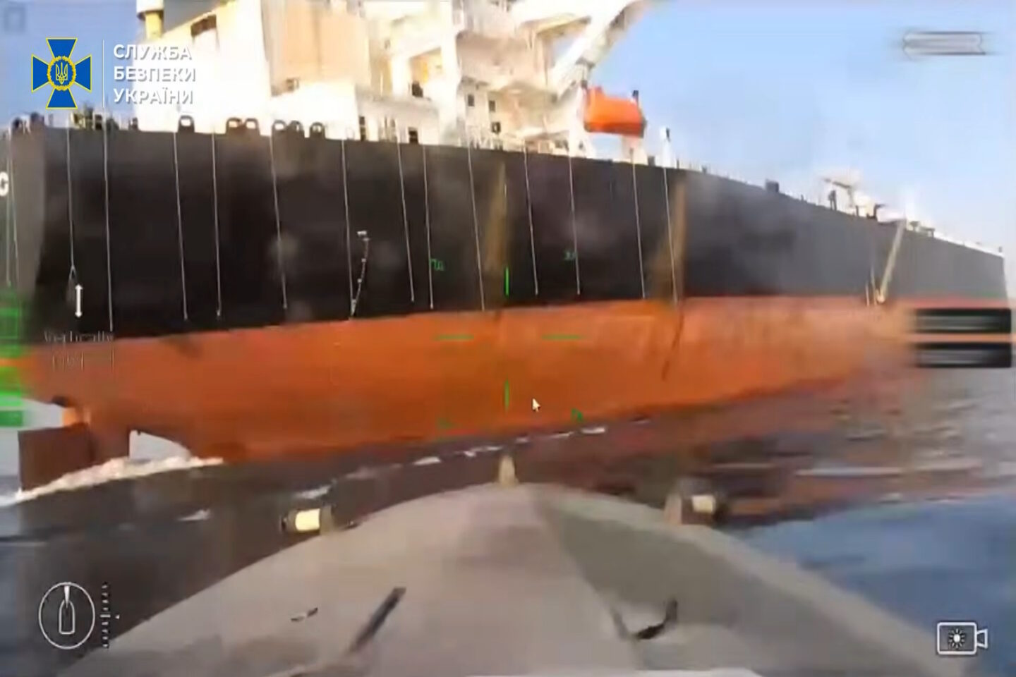 Η στιγμή που ουκρανικό USV ετοιμάζεται να χτυπήσει το τάνκερ Avero