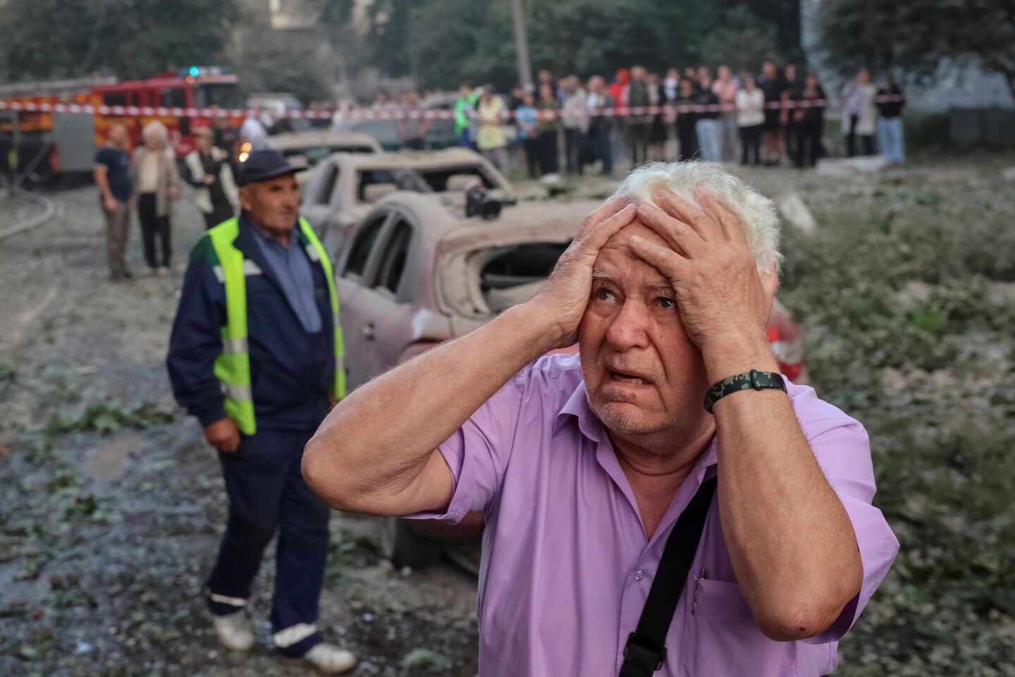 Απόγνωση μπροστά στα συντρίμμια στην πόλη Λβιβ μετά την ρωσική επίθεση / REUTERS/Roman Baluk