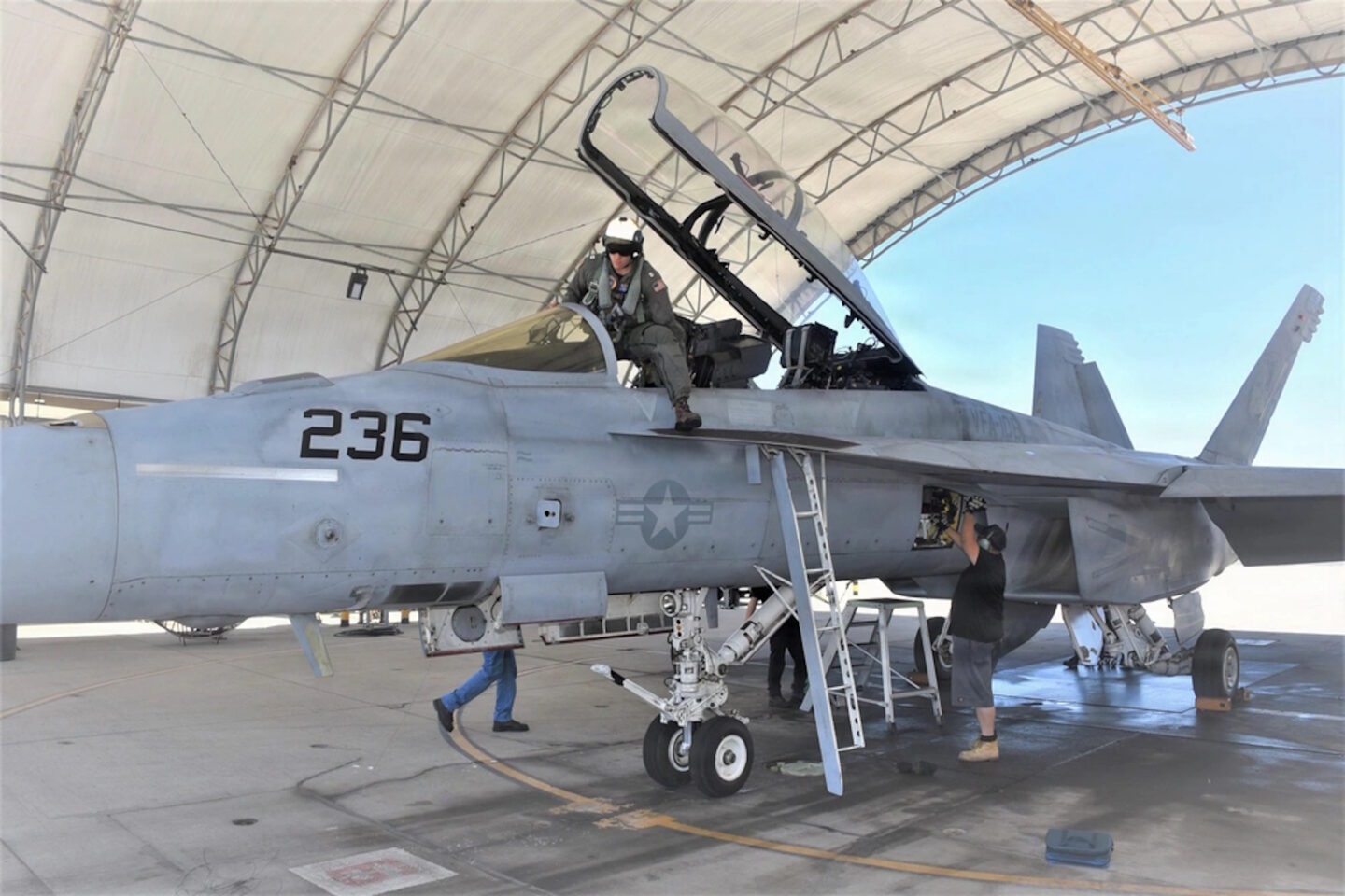 Επισκευές σε F/A-18 του αμερικανικού πολεμικού ναυτικού