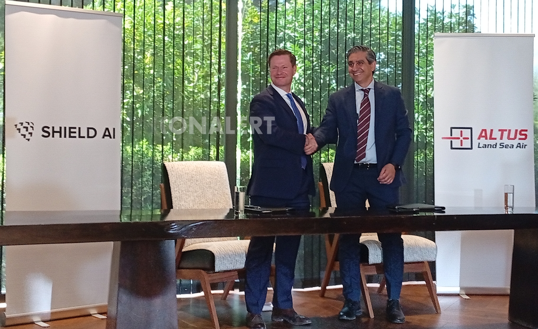 Ο James Lithgow, Regional Director της Shield AI (αριστερά) με τον CEO της ALTUS LSA, Ζαχαρία Σαρρή (δεξιά)