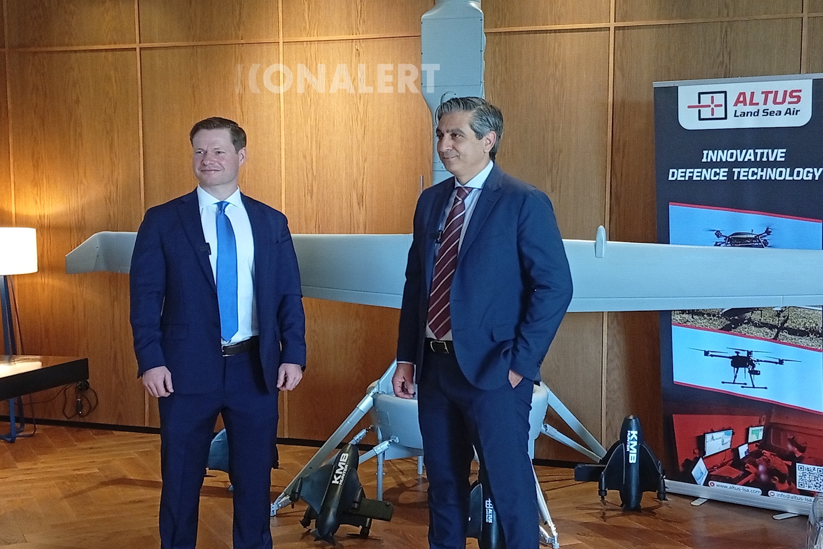 Ο James Lithgow, Regional Director της Shield AI (αριστερά) με τον CEO της ALTUS LSA, Ζαχαρία Σαρρή (δεξιά)