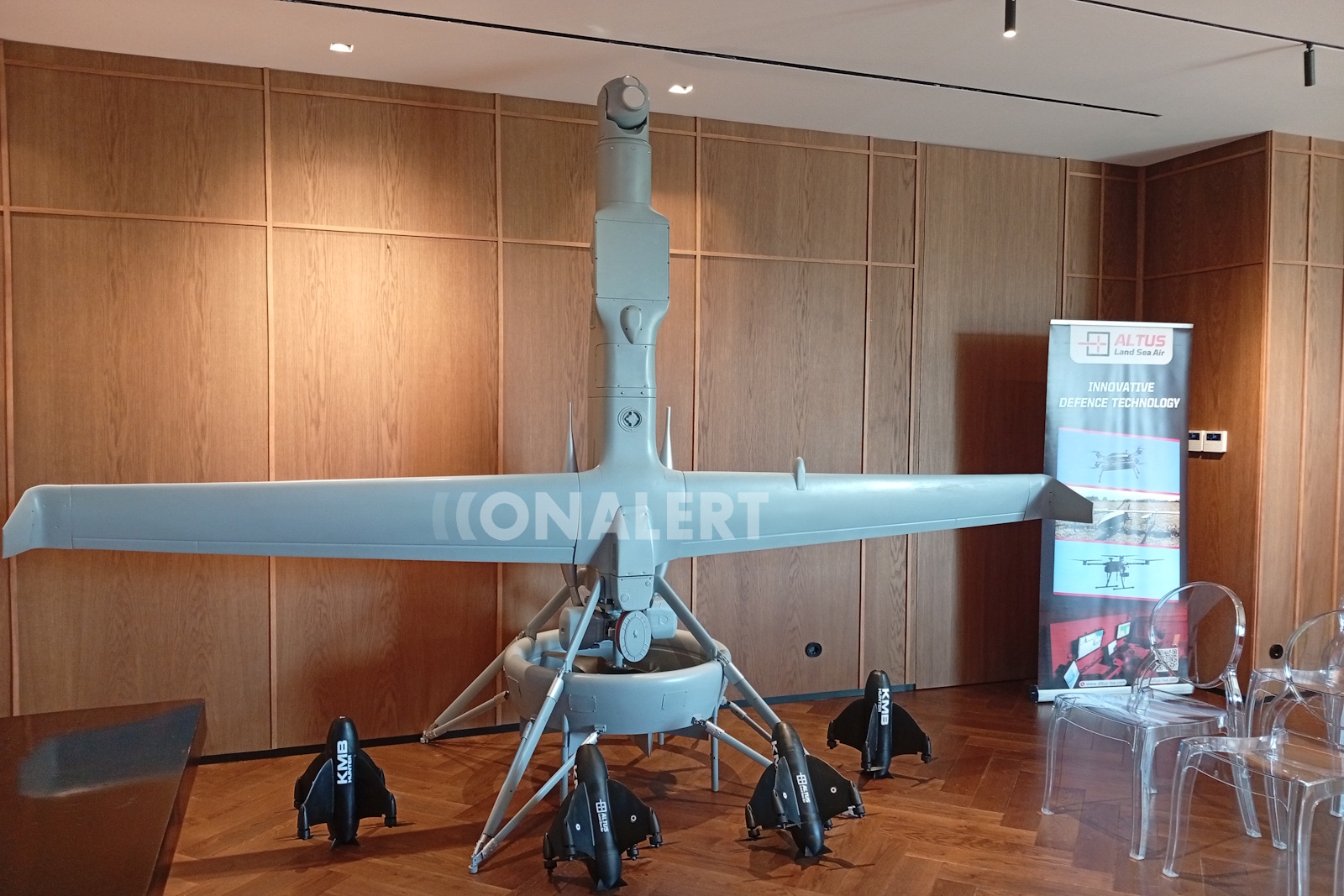 V-BAT της Shield AI με τέσσερα interceptors τύπου KMB Hunter της ALTUS LSA