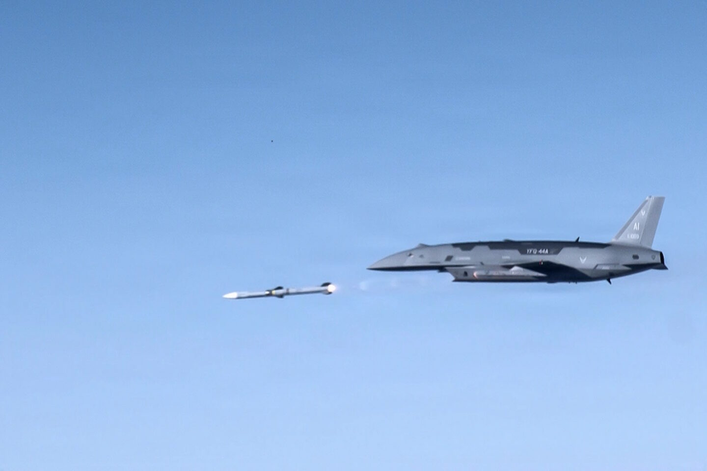Το YFQ-44A εκτοξεύει πύραυλο τύπου AIM-120