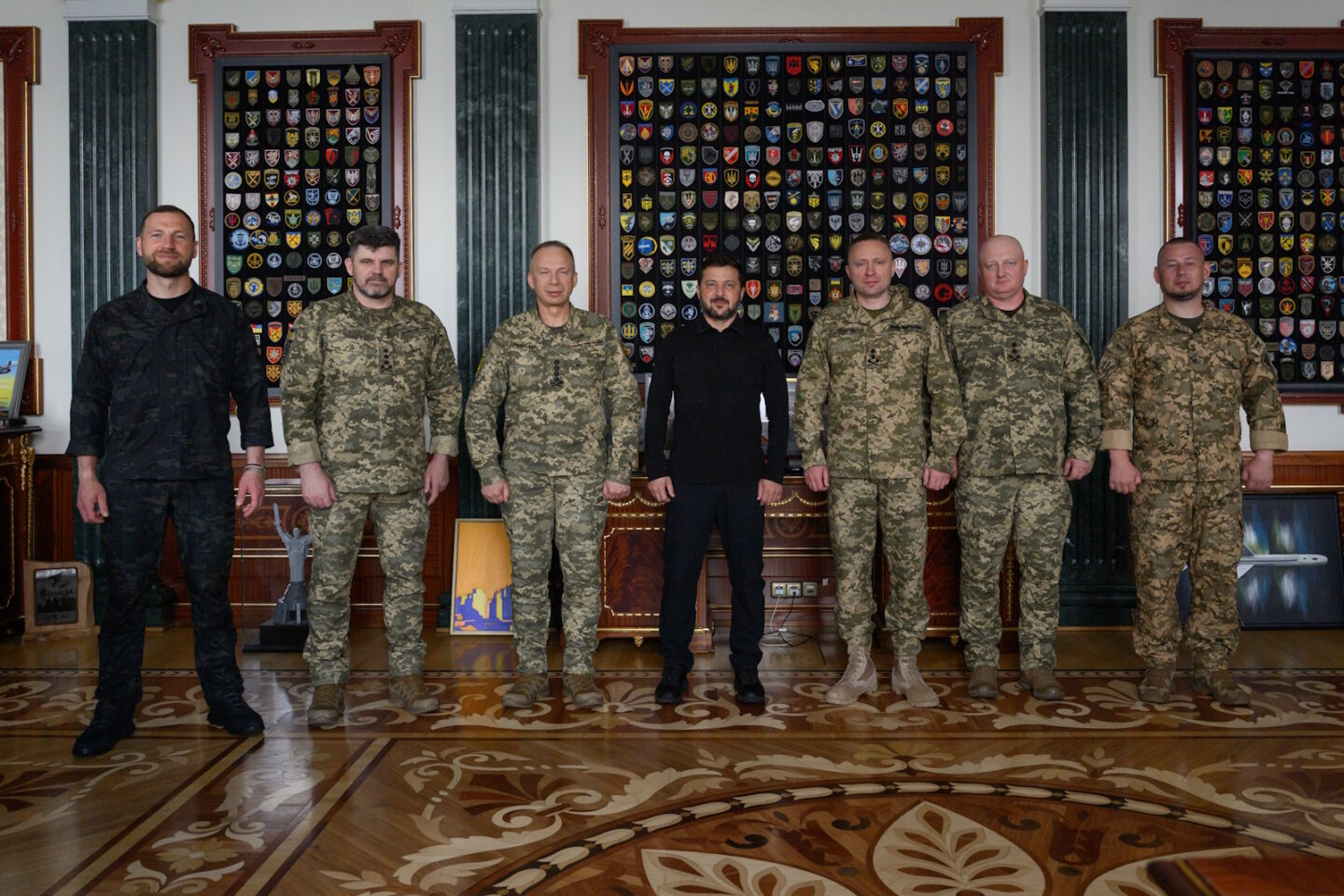 Ο Βολοντίμιρ Ζελένσκι (κέντρο) με τον Αρχιστράτηγο Μιχαΐλο Ντραπάτι (δεξιά) και τον Α/ΓΕΕΔ Σκιμπιούκ ((δεύτερος από δεξιά)