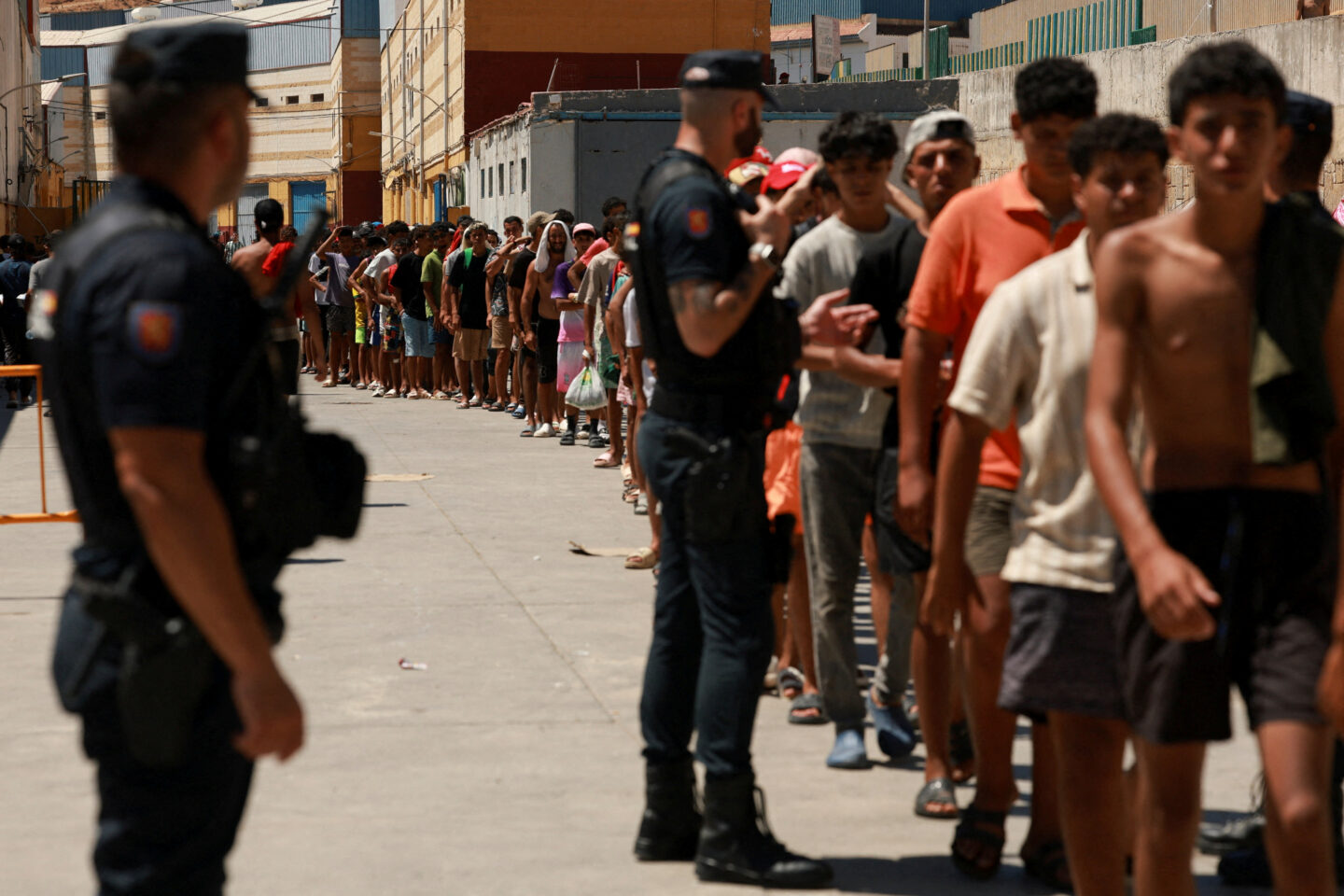 Ισπανικές αστυνομικές δυνάμεις ελέγχουν παράτυπους μετανάστες