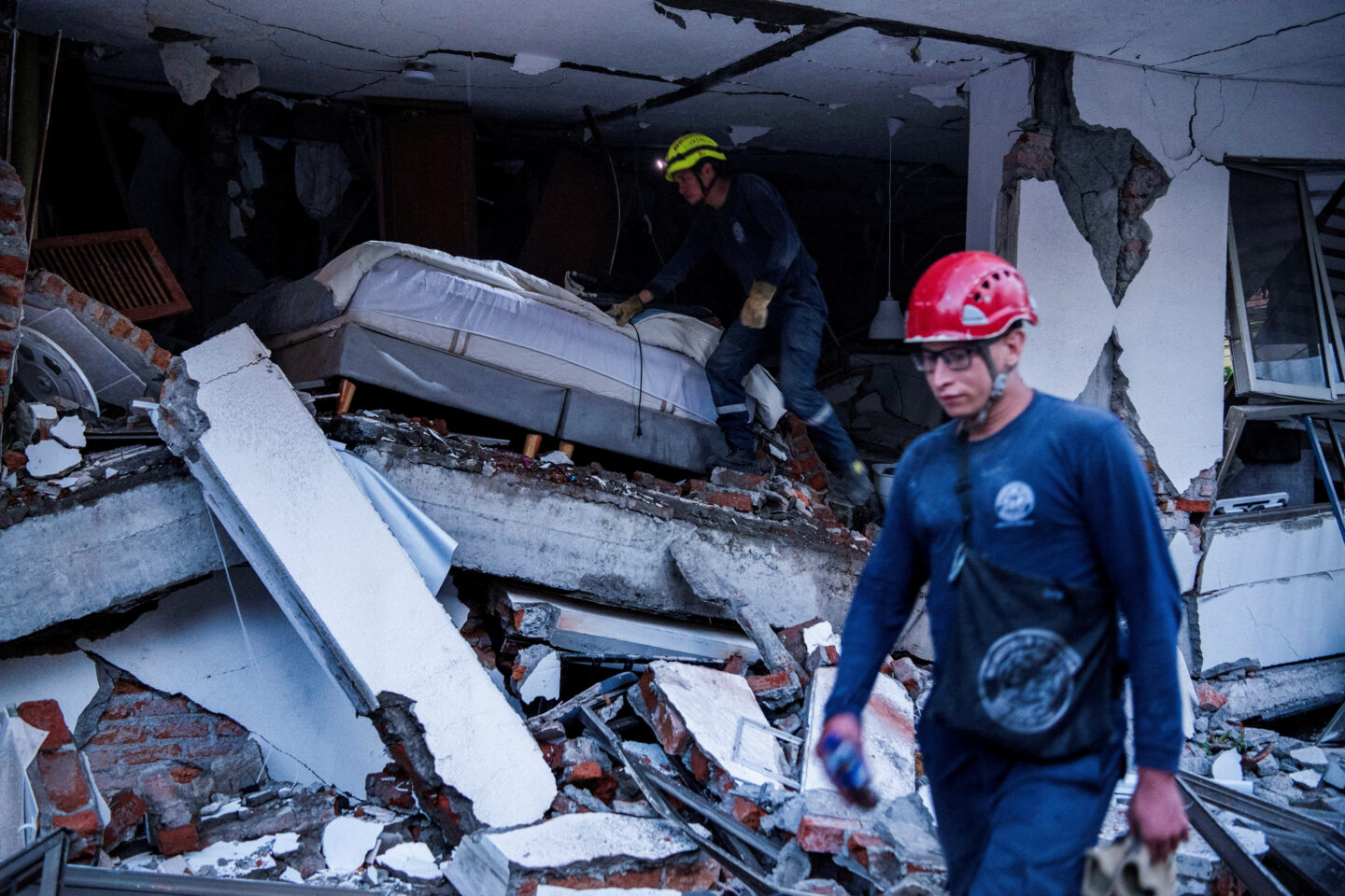 Άνδρες των σωστικών συνεργείων στα χαλάσματα ου άφησε ο σεισμός στην πόλη Κάλι / REUTERS/Christian EscobarMora
