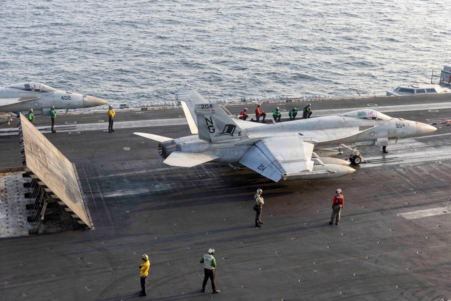 Μαχητικό F-18 ετοιμάζεται να απονηωθεί από το USS Abraham Lincoln / U.S. Navy/Handout via REUTERS