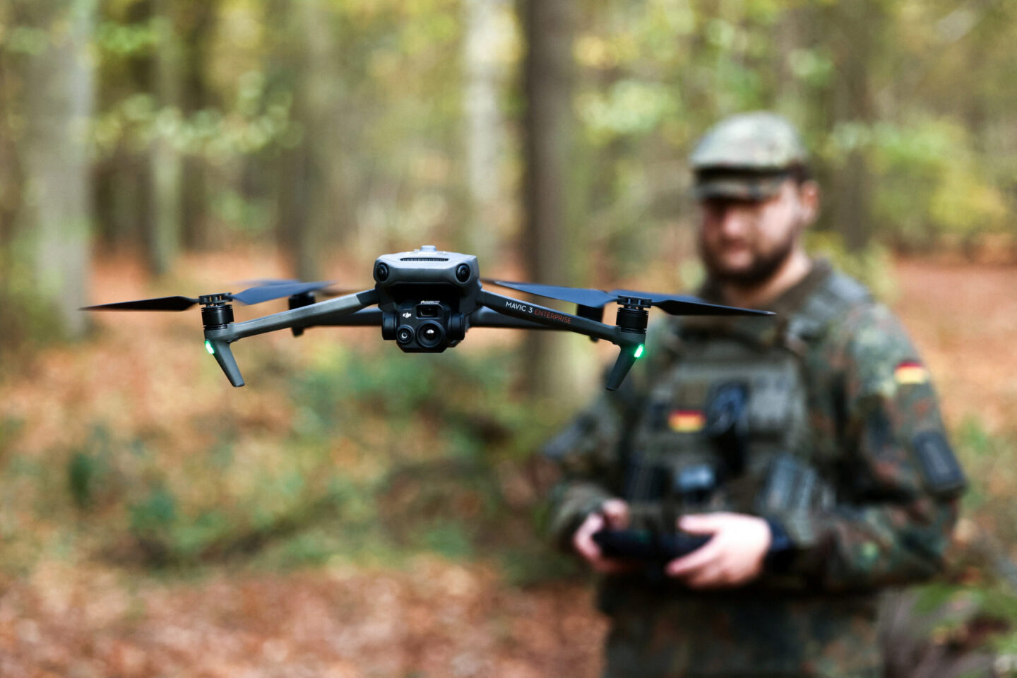 Γερμανός στρατιώτης χειρίζεται drone