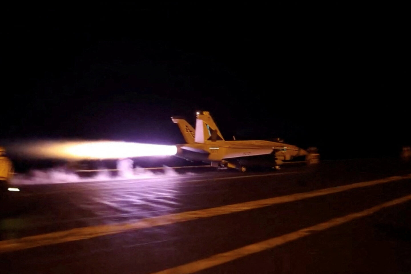 Αμερικανικό F/A-18 απονηώνεται για αποστολή στα Στενά του Ορμούζ