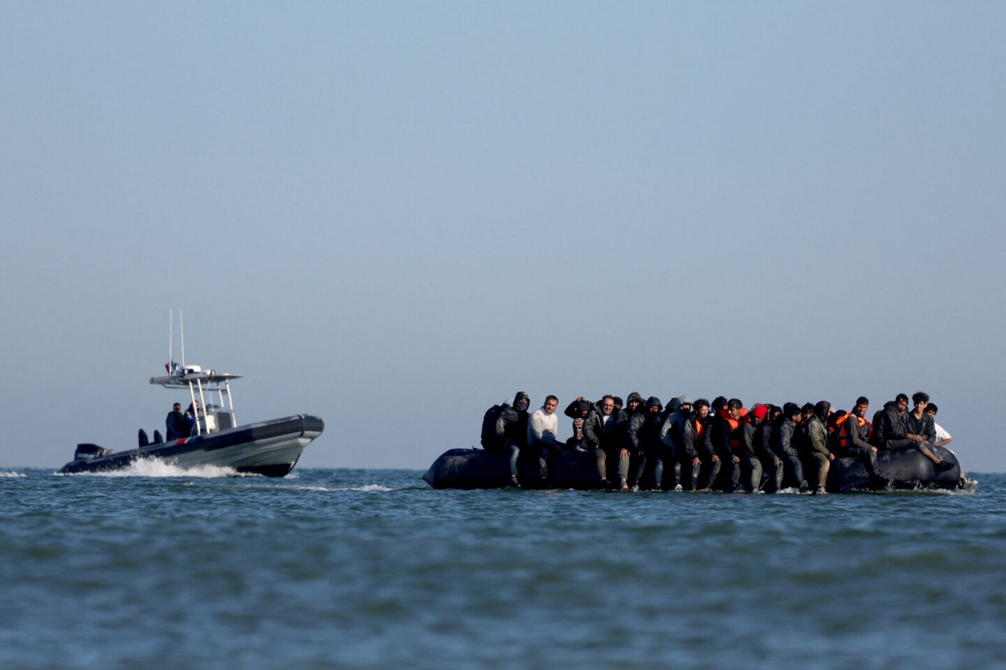 Μετανάστες επιχειρούν να περάσουν από το Καλαί της Γαλλίας στην Βρετανία / FILE PHOTO/REUTERS/Hannah McKay