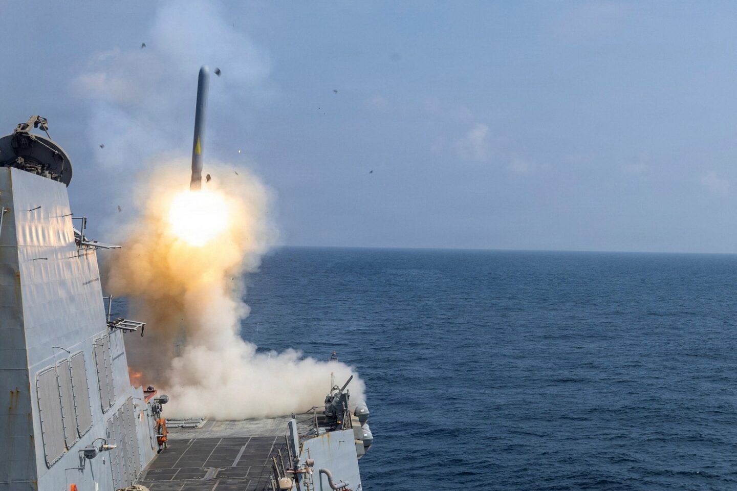 Εκτόξευση πυραύλου Tomahawk από πλοίο του αμερικανικού Πολεμικού Ναυτικού